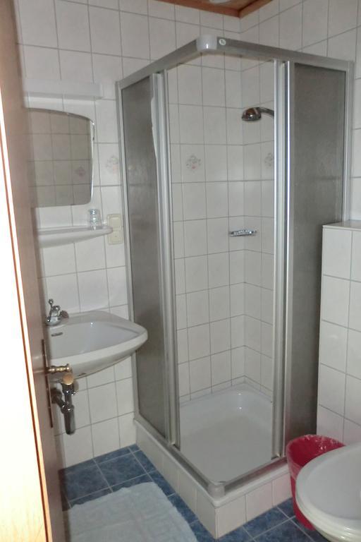 Отель Weisses Roessl Верфен Номер фото