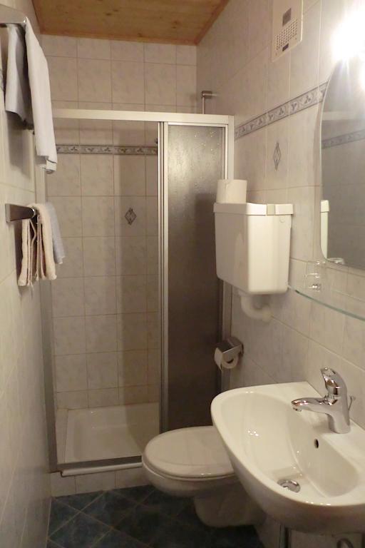 Отель Weisses Roessl Верфен Номер фото
